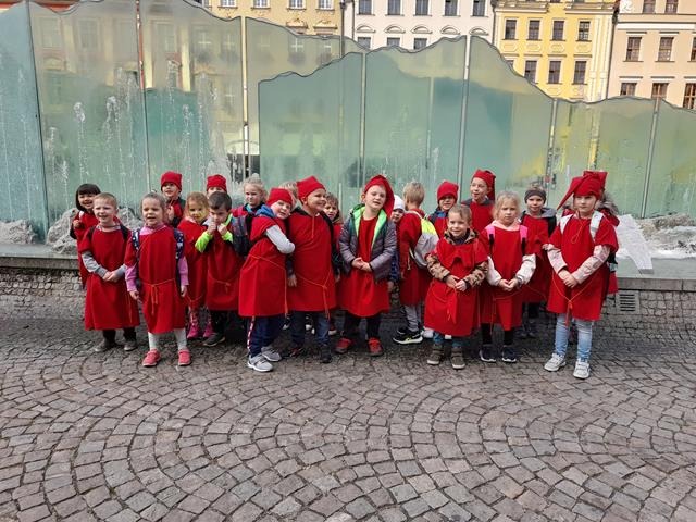 dzieci w strojach krasnali przy wrocławskiej fontannie